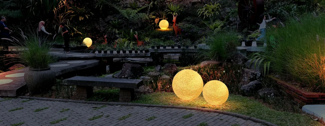Lampu dekoratif outdoor Mars by Ellogrin di taman hotel, memperkuat suasana dan estetika ruang luar.